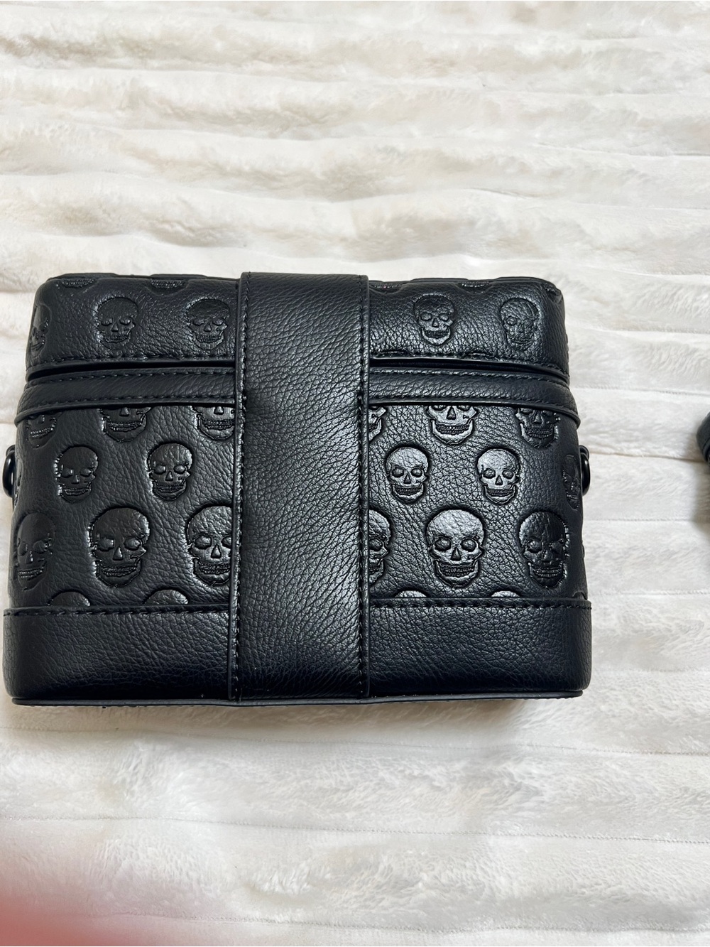 Betsey Johnson Skull Crossbody Bag with Removable Strap & mini coin pouch - Picture 11 of 12